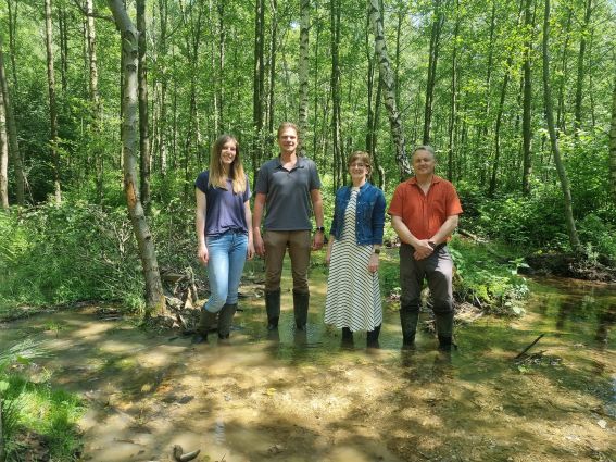 Geben dem Schmittwasser sein naturnahes Bett zurück: Marie Stolte und Johannes Schäfers vom WOL, Bürgermeisterin Ute Dülfer und Volker Karthaus vom WOL (v.l.). © Stadt Lichtenau
